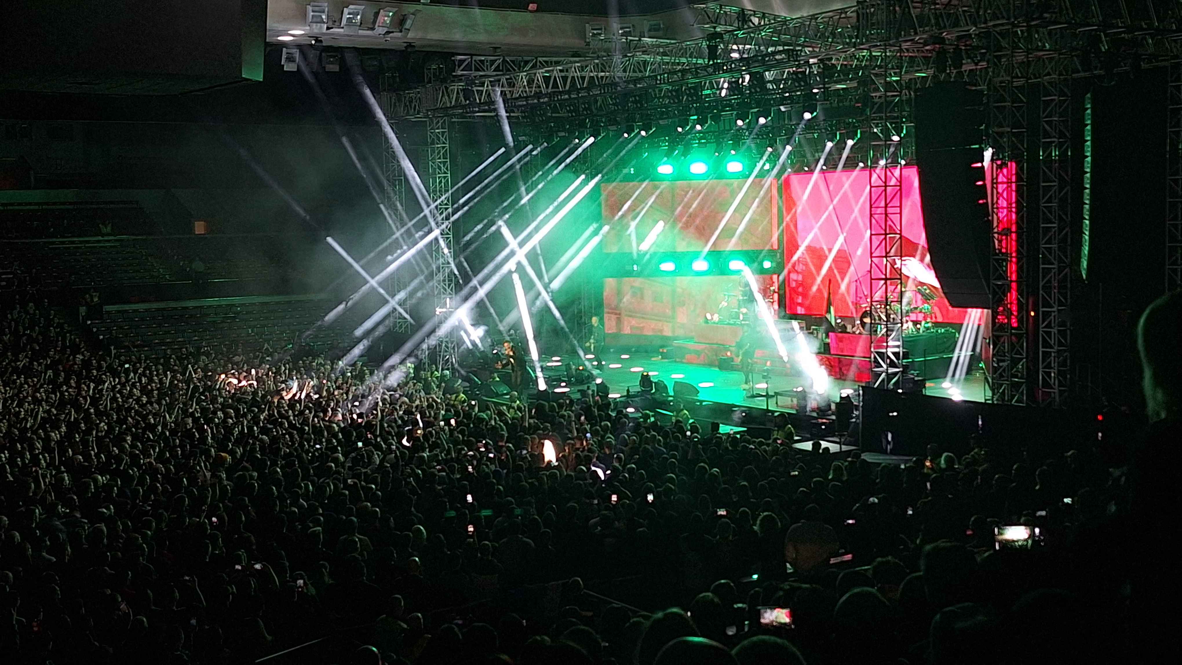 papa-roach-sve-fanousky-rozrezali-na-kusy-a-sesili-je-zpatky-dohromady-1.jpg