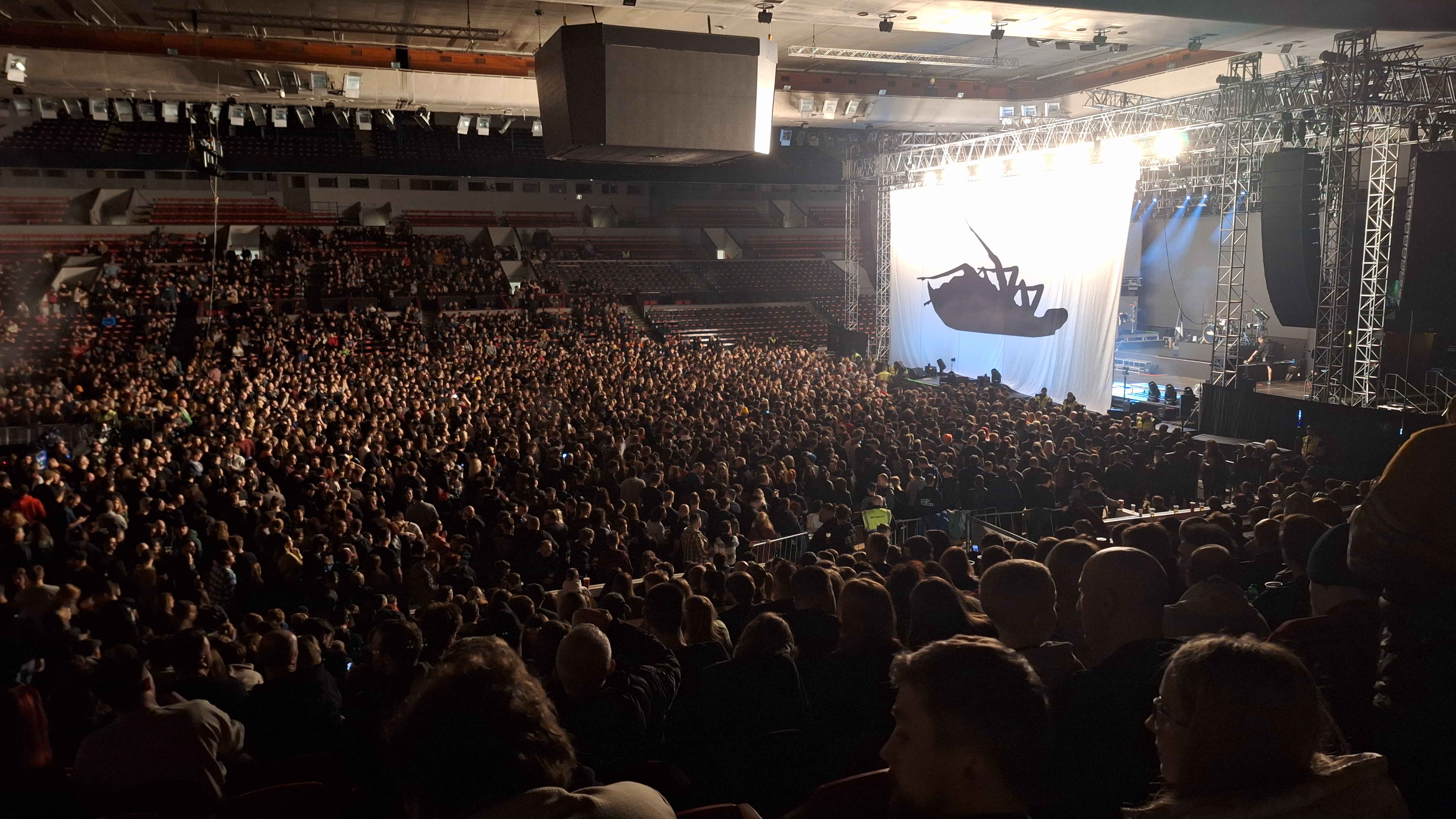 papa-roach-sve-fanousky-rozrezali-na-kusy-a-sesili-je-zpatky-dohromady-2.jpg